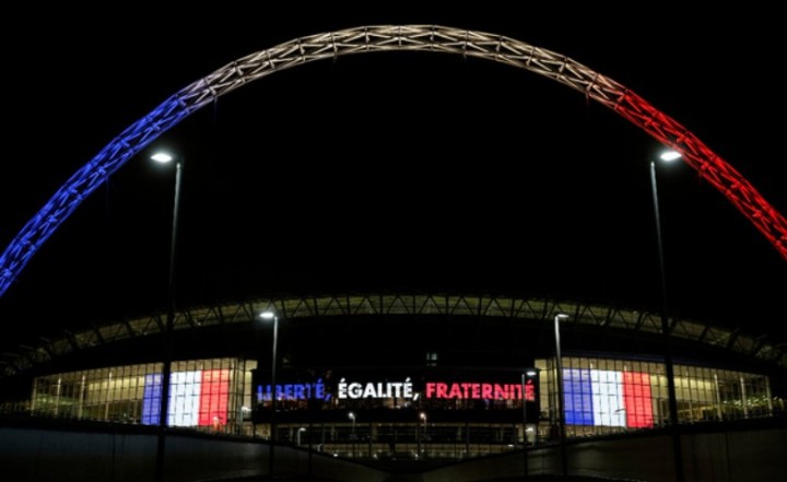 Le stade de Wembley en bleu blanc rouge, les couleurs universelles de la fraternité 