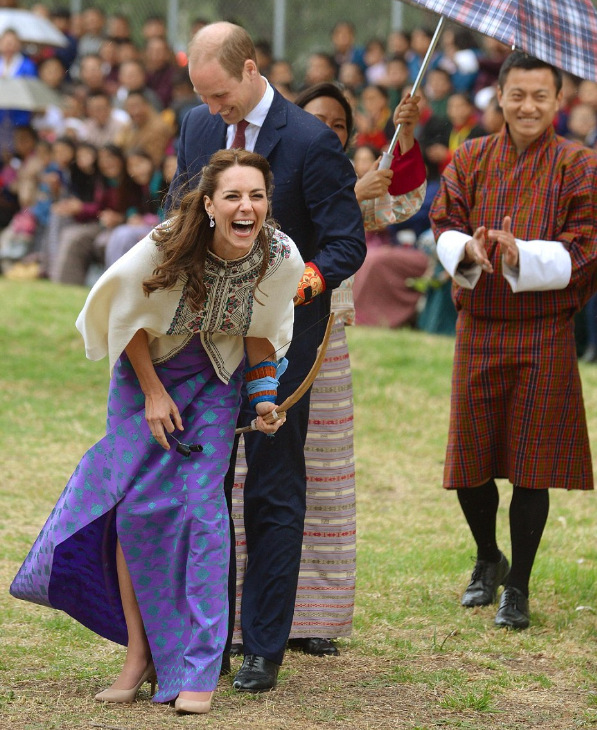 Tir à l'arc en escarpins du jamais vu au Bhoutan