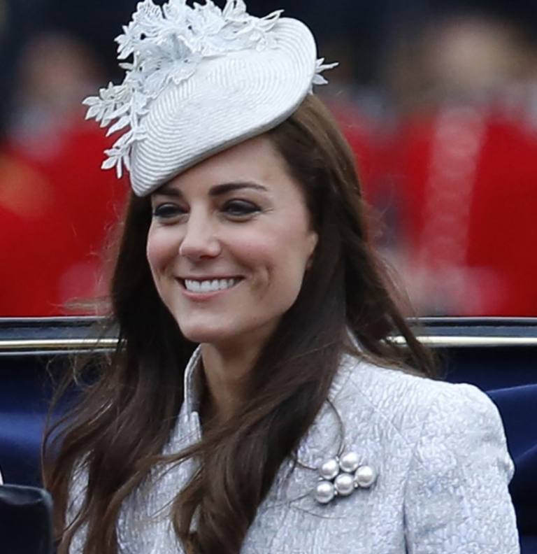 kate-trooping-broche-perles | Dans le boudoir de Kate Middleton